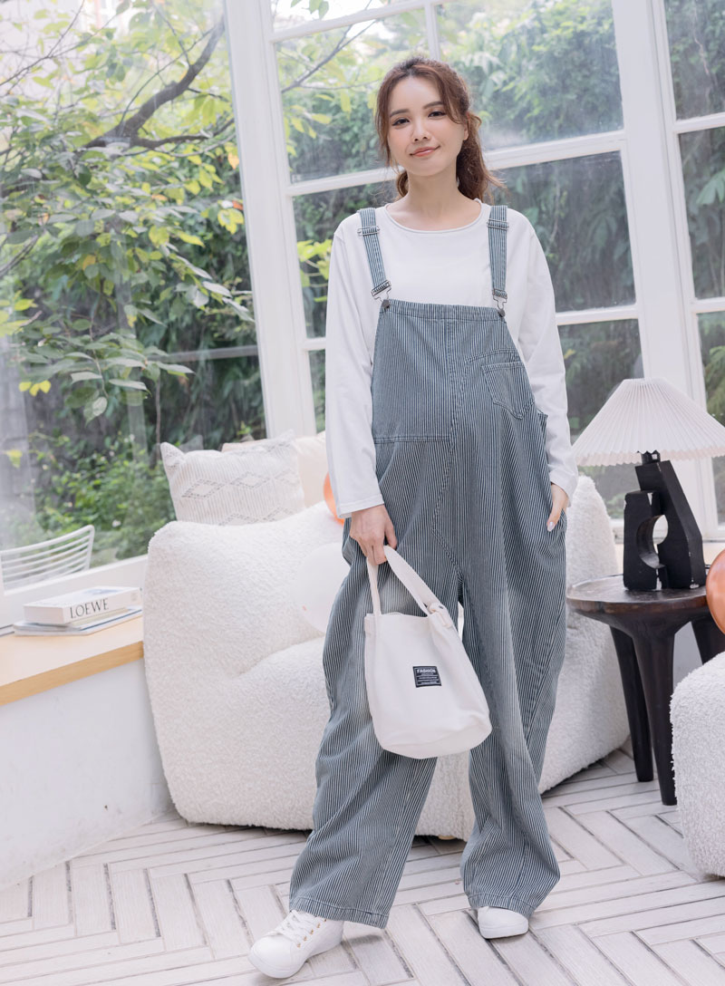 孕婦裝。藍白直條側袋吊帶寬褲