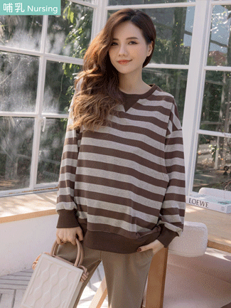 哺乳衣。羅紋V領橫條側掀哺乳衣