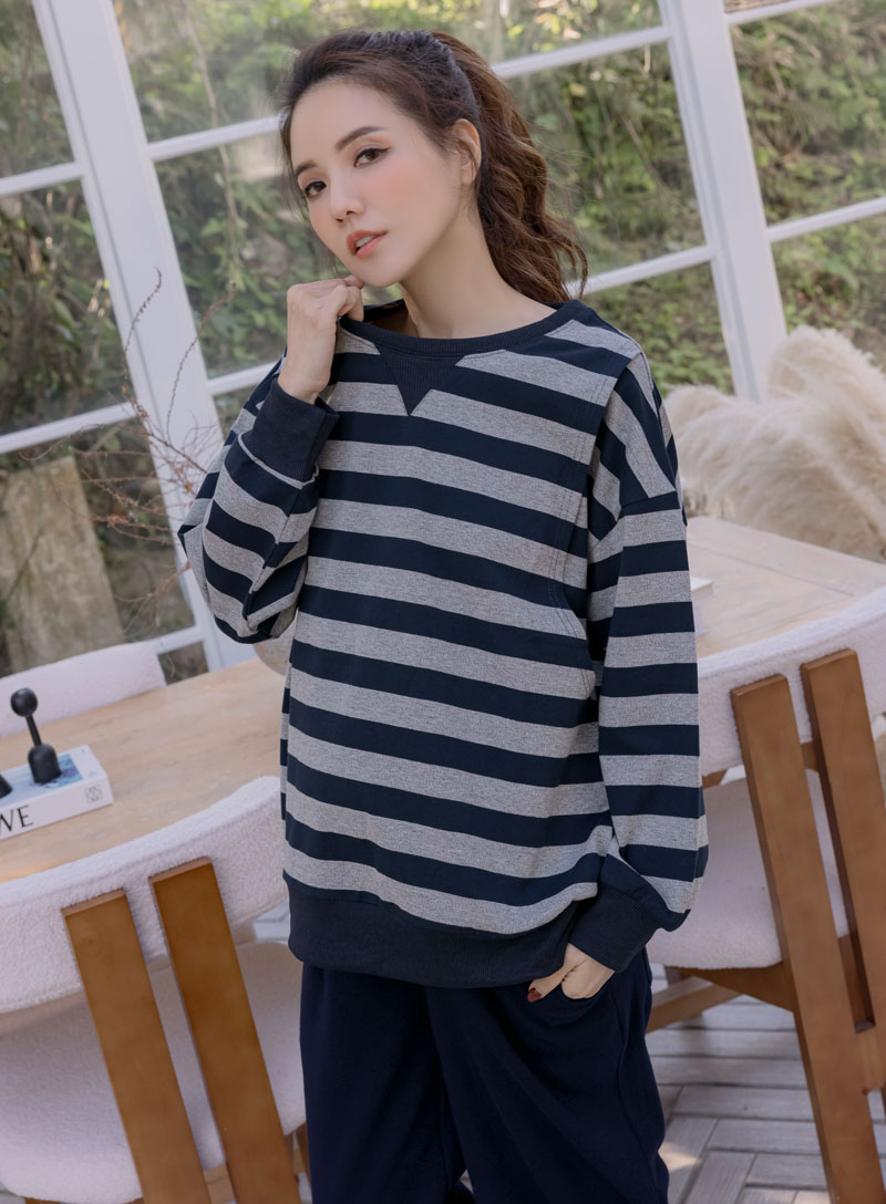 哺乳衣。羅紋V領橫條側掀哺乳衣