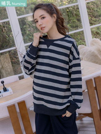 哺乳衣。羅紋V領橫條側掀哺乳衣