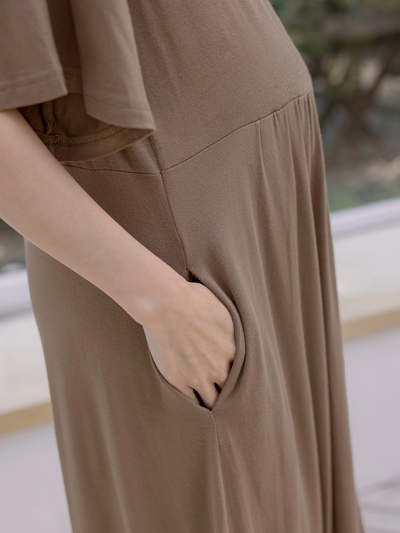 哺乳裝。莫代爾交叉垂墬下拉式哺乳洋