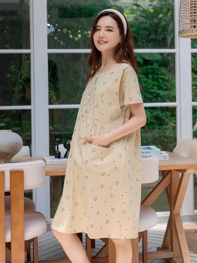 月子服。愛心排釦雙袋側掀哺乳睡衣洋