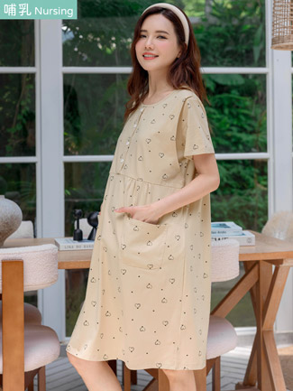 月子服。愛心排釦雙袋側掀哺乳睡衣洋
