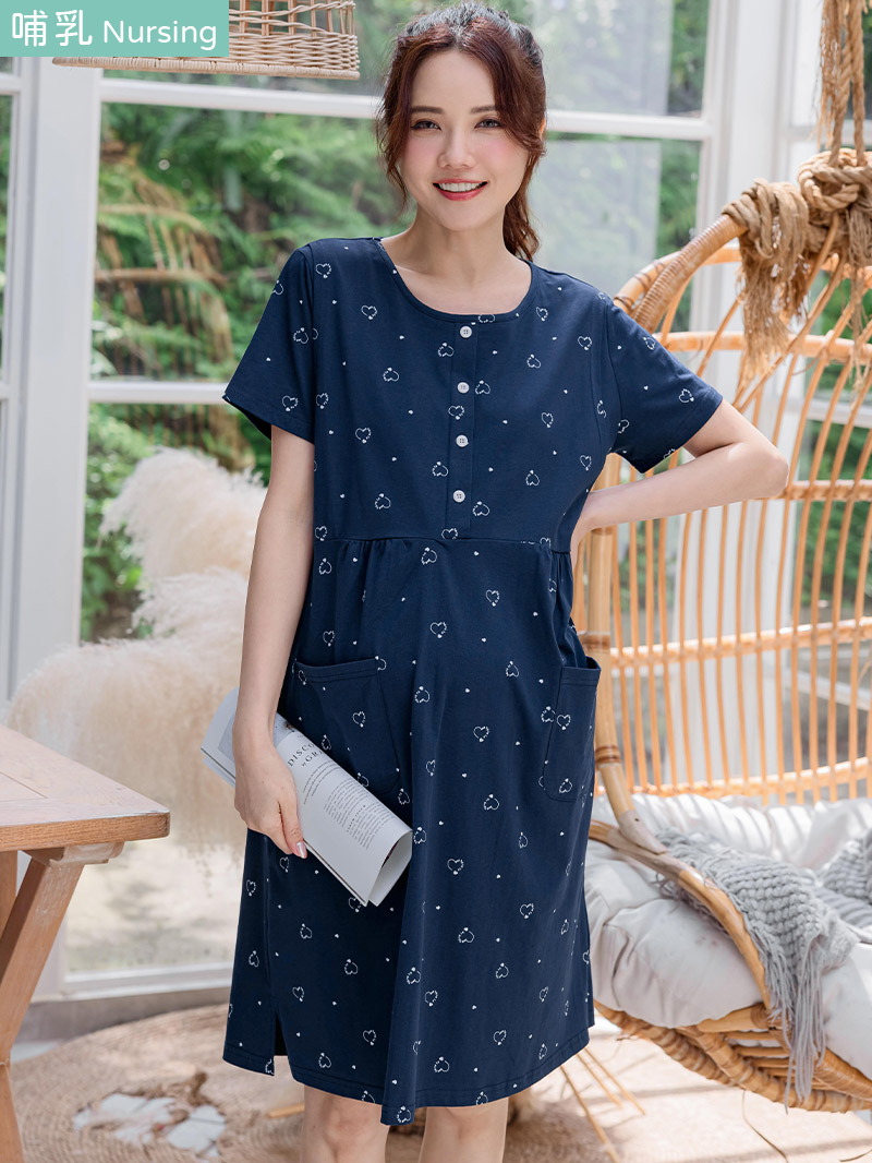 月子服。愛心排釦雙袋側掀哺乳睡衣洋